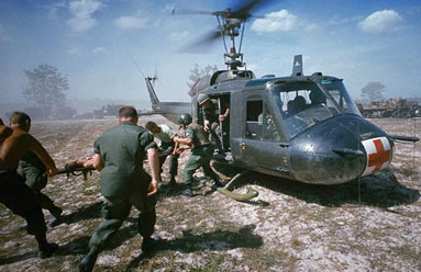 Vietnã ( 1964 - 1975 ). O Transporte em helicópteros foi amplamente utilizado, surgem as primeiras ambulâncias aéreas equipadas nos padrões atuais.